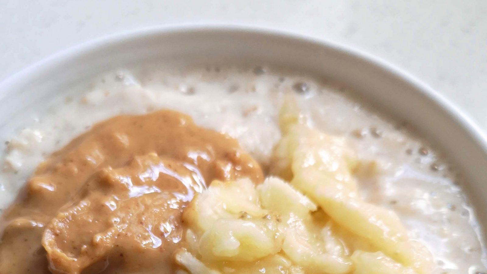 Porridge with banana and peanut butter
