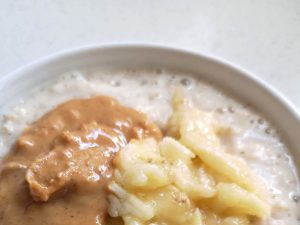 Porridge with banana and peanut butter